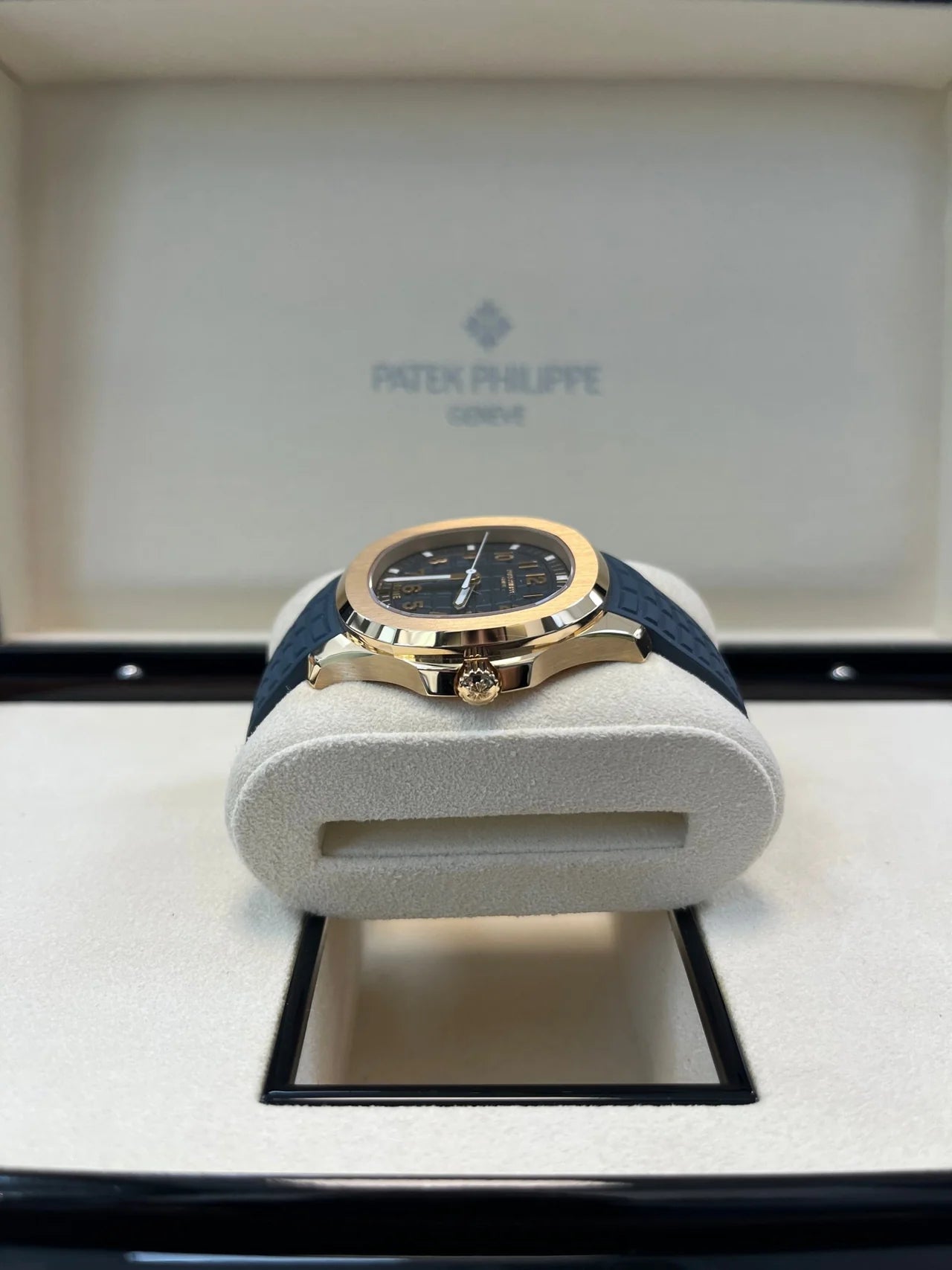 Patek Philippe Aquanaut 18K Rose Gold Opaline-blue Dial 38.8 mm 5269R-001
