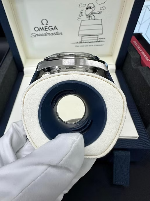 Omega Speedmaster 'Silver Snoopy Award' 310.32.42.50.02.001