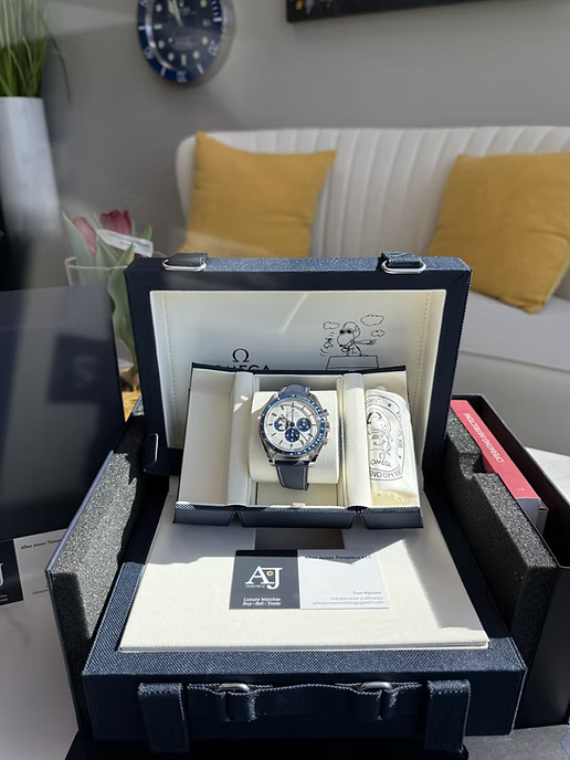Omega Speedmaster 'Silver Snoopy Award' 310.32.42.50.02.001