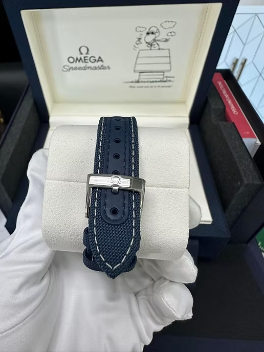 Omega Speedmaster 'Silver Snoopy Award' 310.32.42.50.02.001