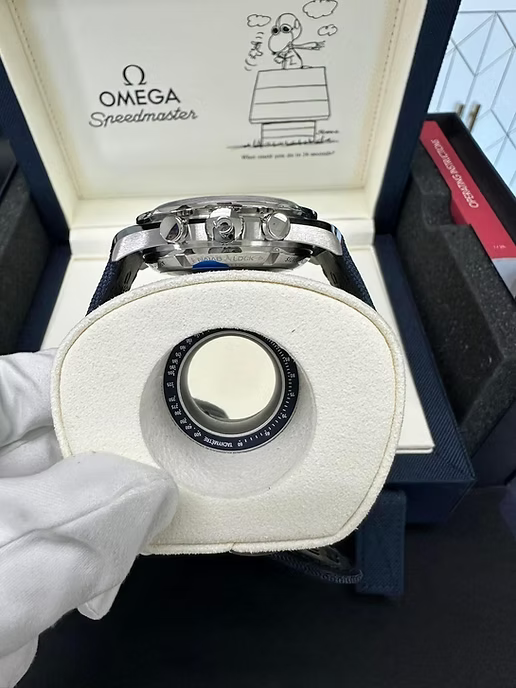 Omega Speedmaster 'Silver Snoopy Award' 310.32.42.50.02.001