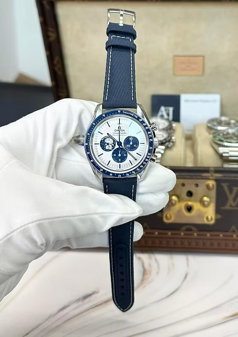 Omega Speedmaster 'Silver Snoopy Award' 310.32.42.50.02.001