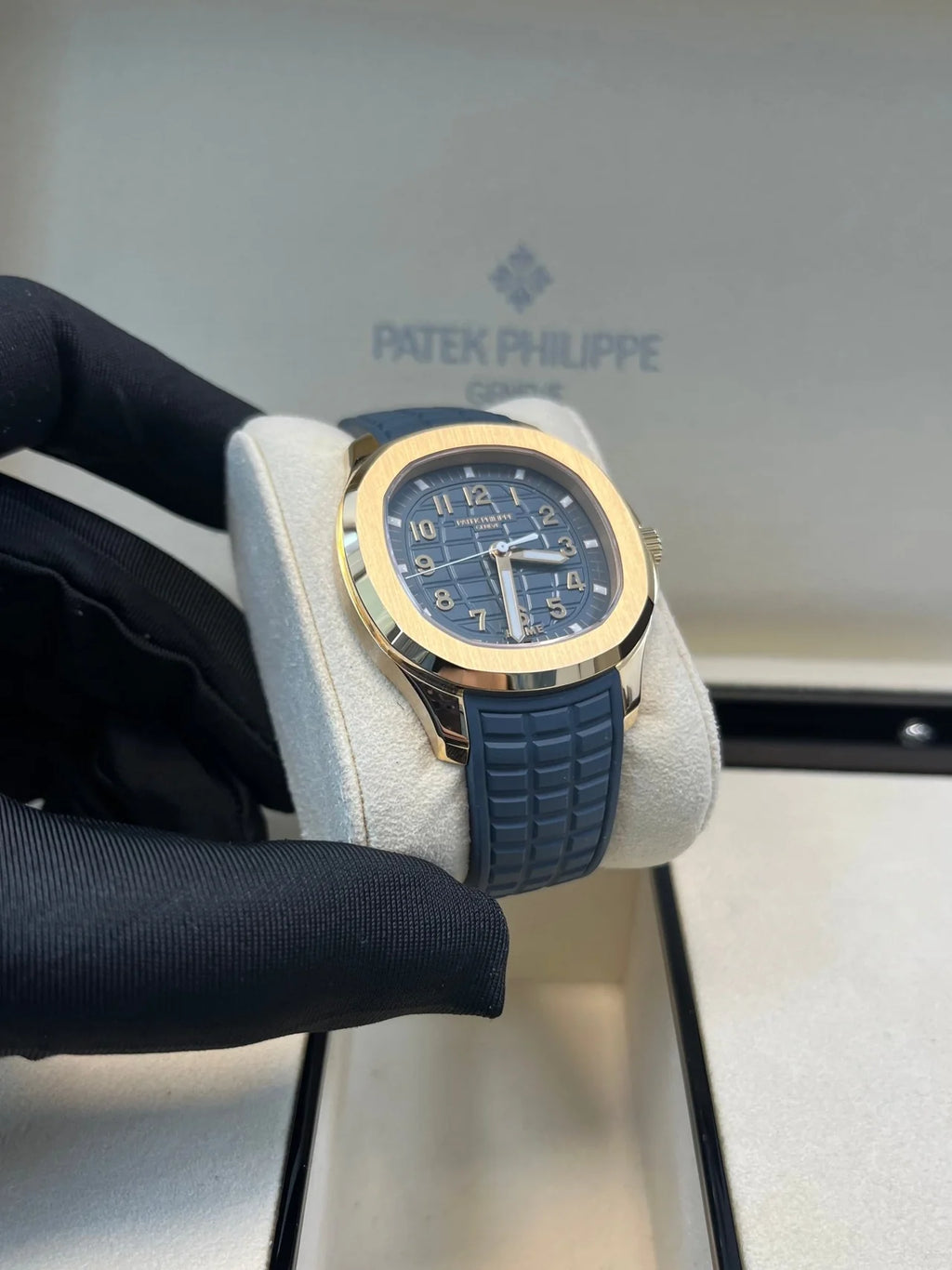 Patek Philippe Aquanaut 18K Rose Gold Opaline-blue Dial 38.8 mm 5269R-001