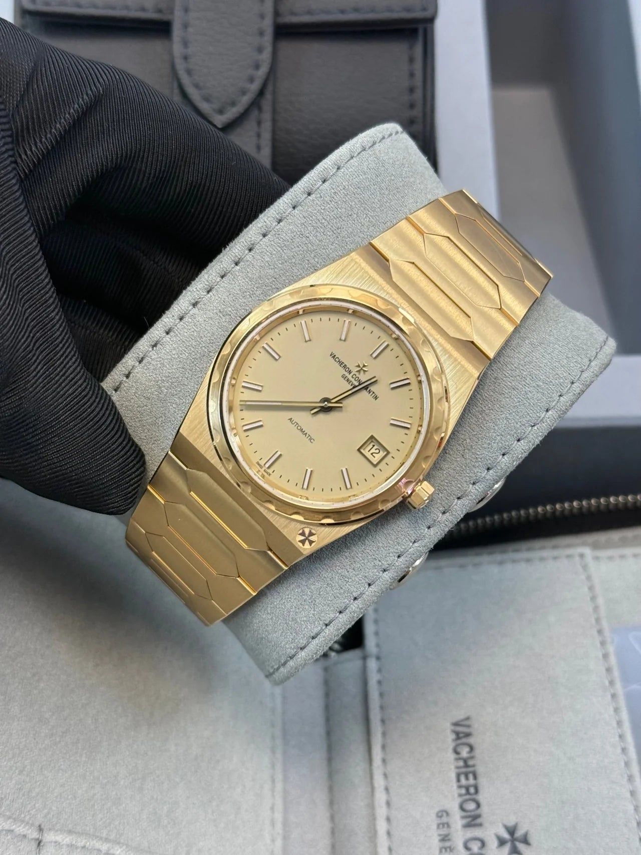 Vacheron Constantin Historiques 222 4200H/222J - B935 37 mm Yellow Gold